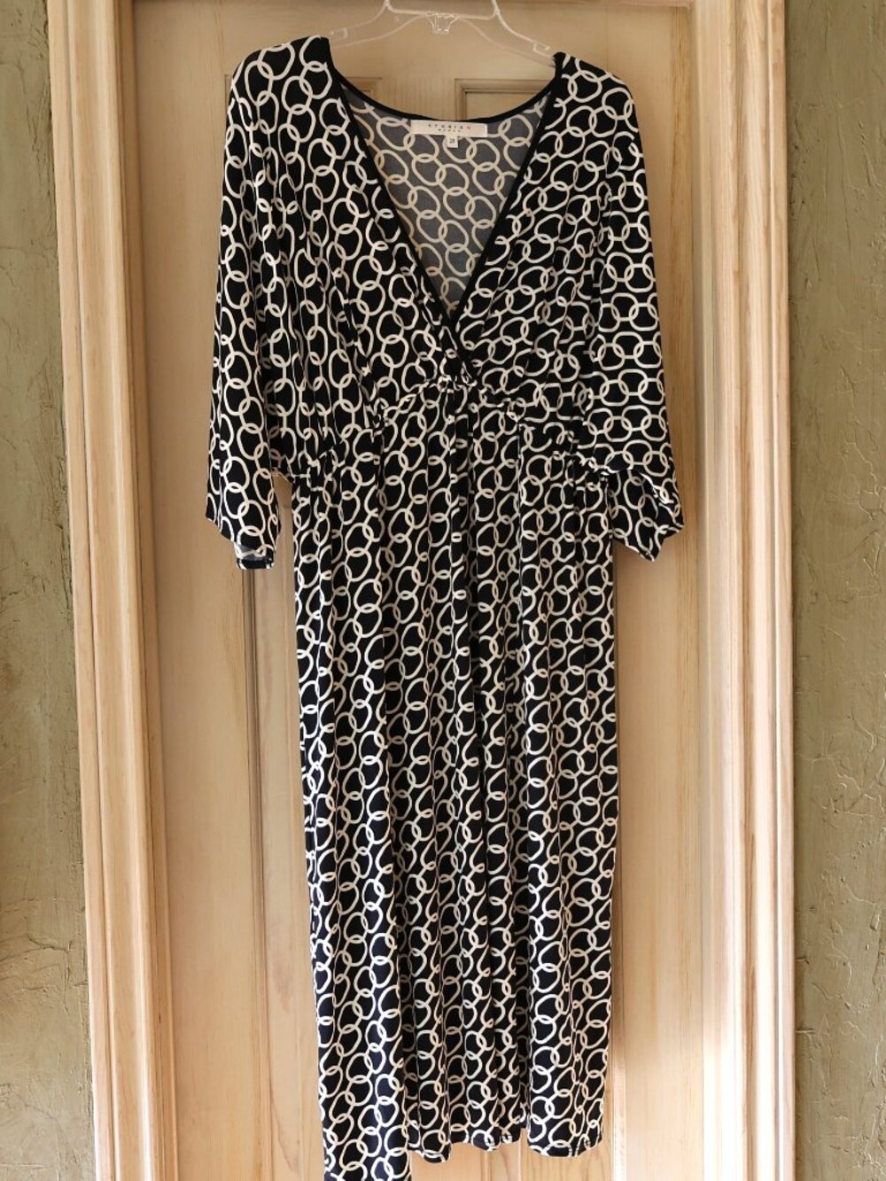EUC Shiny Jersey Knit Abstract Chain Print Black & White V-Neck Dress Size 2X